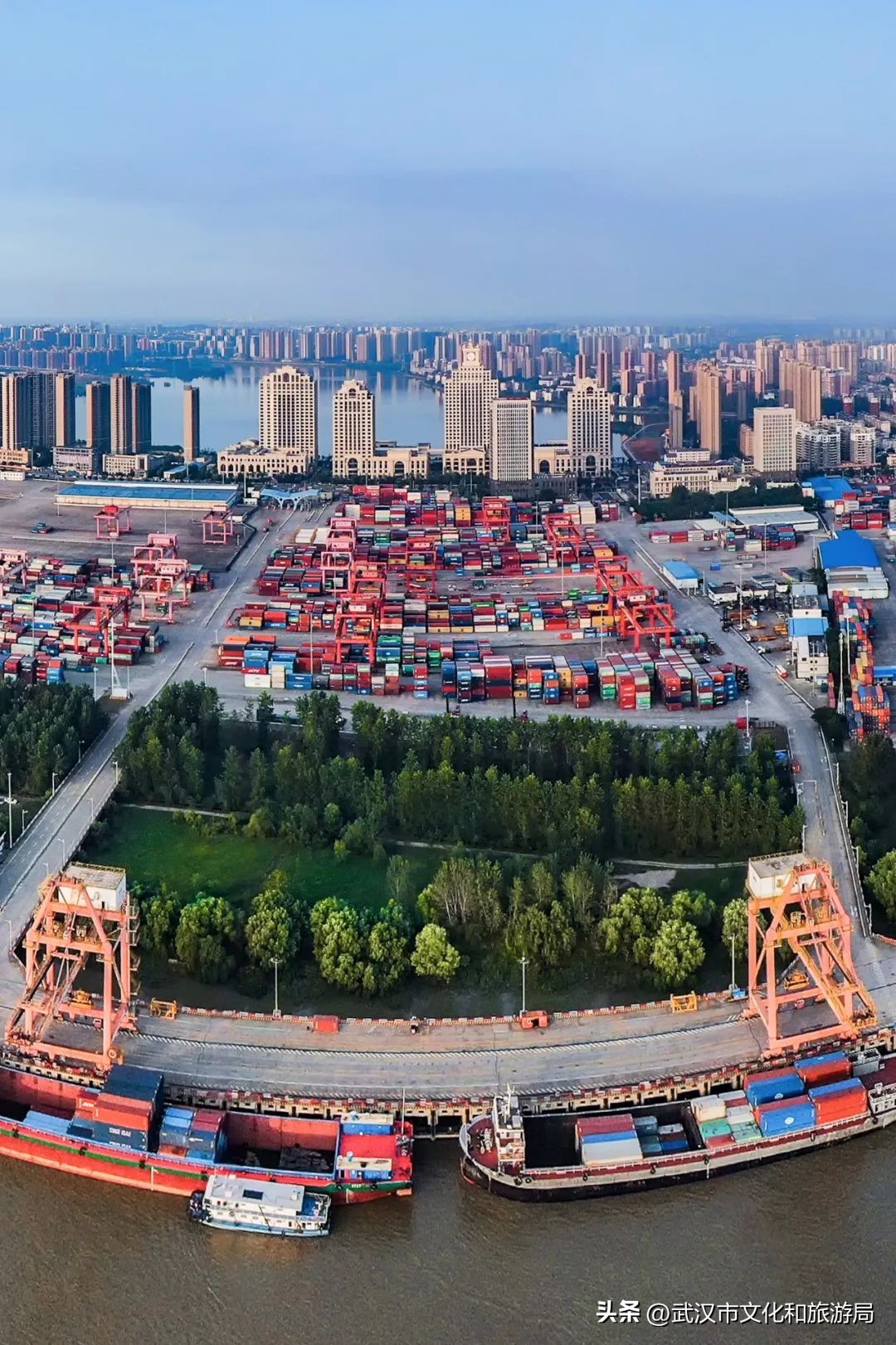 武汉人在江边,一个人在武汉江边