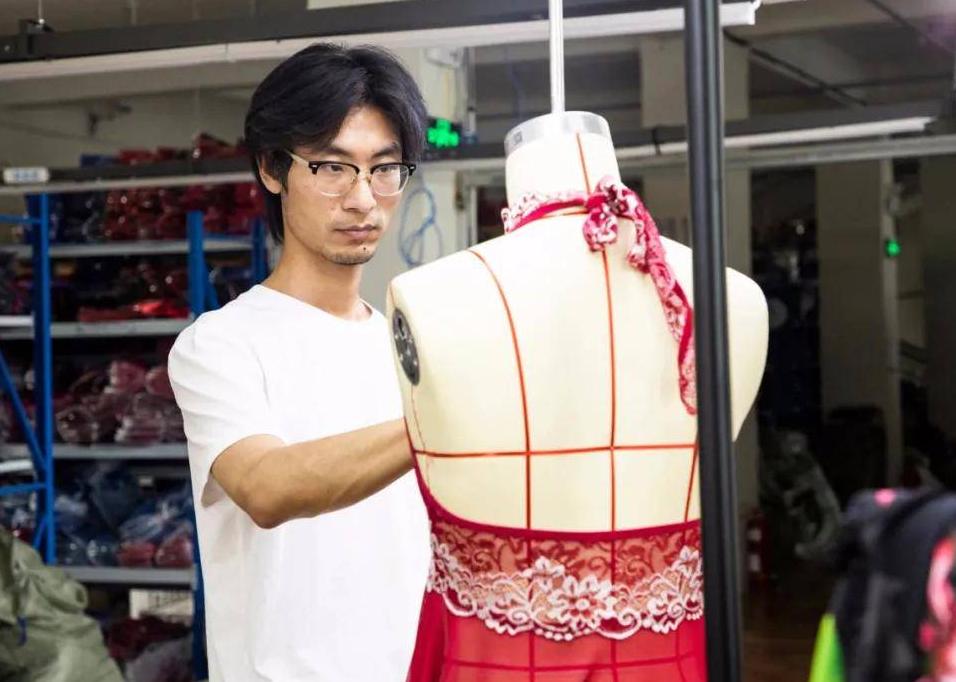 90后小伙带动全村致富,90后小伙的致富之路