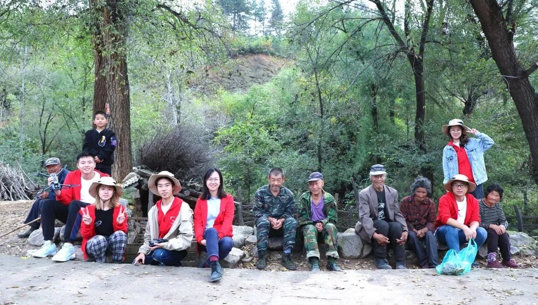 闪闪发光的勋章,闪闪发光的荣誉证书