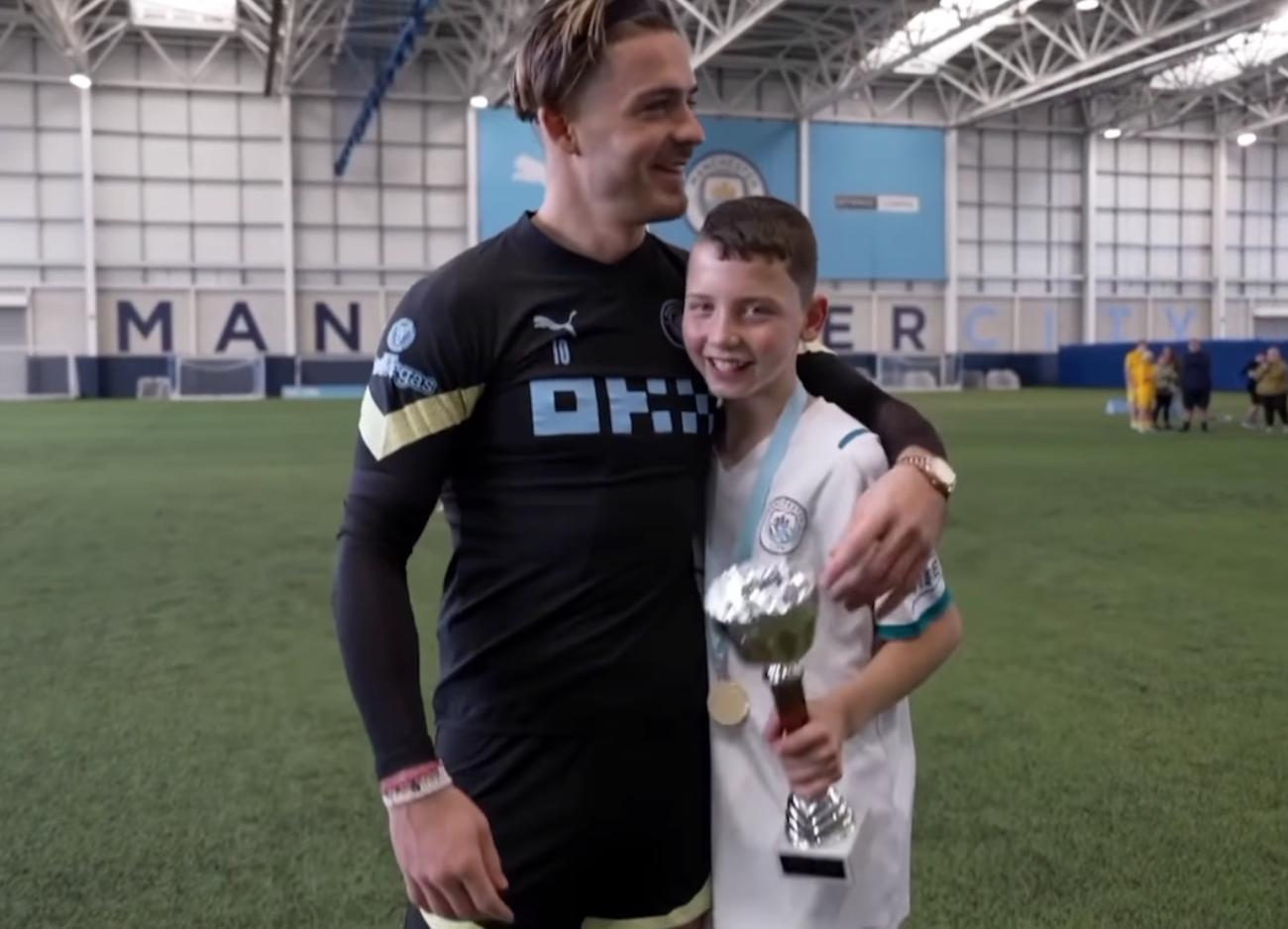 英格兰大胜被一暖心动作抢走风头，当事人发文解释后2小时获赞54万