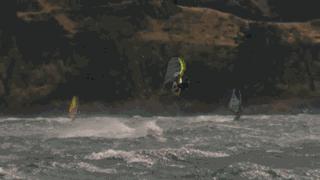 80张神奇偶然瞬间，环形闪电，海蛇和最毒石斑鱼互咬，骑骆驼拍照