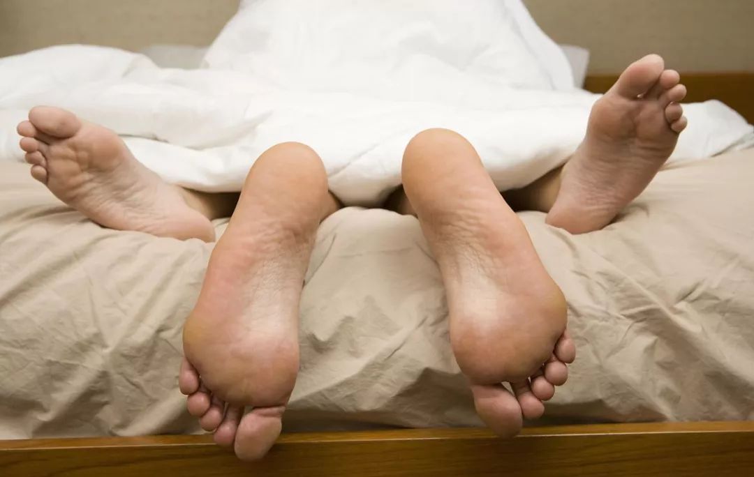 感觉妇科湿湿的是怎么回事,妇科裤头上有点湿怎么回事