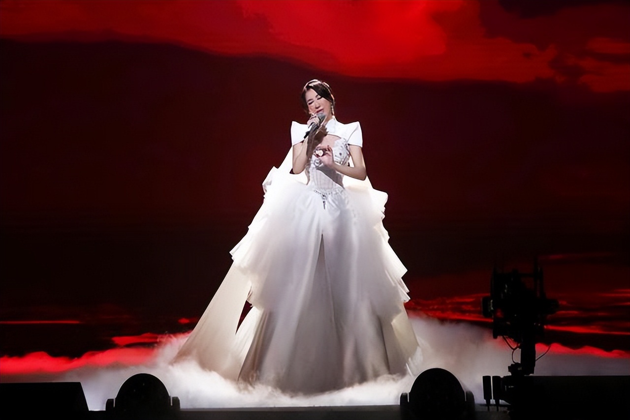 歌后李玟自杀，天生腿疾、丈夫出轨，脑死亡后母亲仍不放弃救治