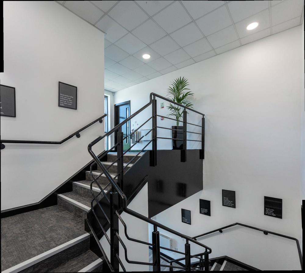 深邃蓝调英国地产咨询公司FisherGerman班伯里办公场所设计