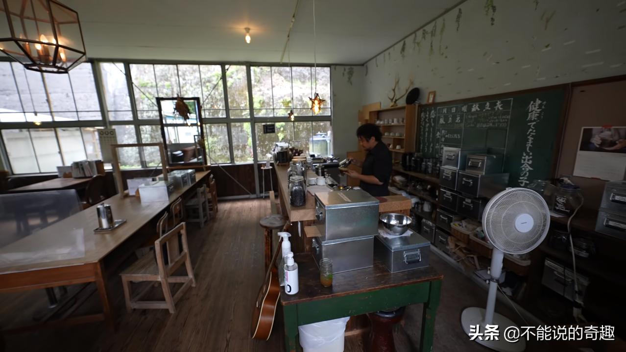 他住在日本深山一间废弃了的学校里7年，活成了许多人追求的样子