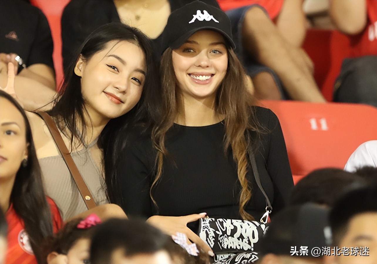 国足克星变伤仲永!从亚洲亚军主力变球队替补,娶大6岁白人美女