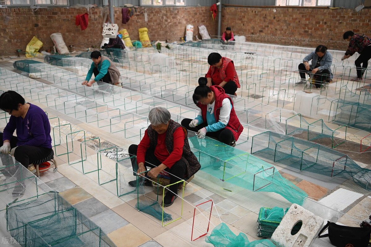 山东聊城引领“巾帼车间”，妇女加工渔网忙，每天收入60元左右