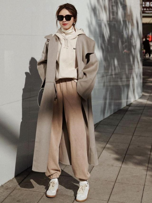 大衣卫衣今冬最火混搭套路时髦炸,冬季穿大衣卫衣减龄时髦