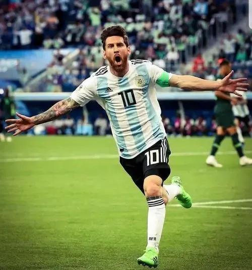 梅西侏儒症的时候踢球是什么样子,梅西成长全记录