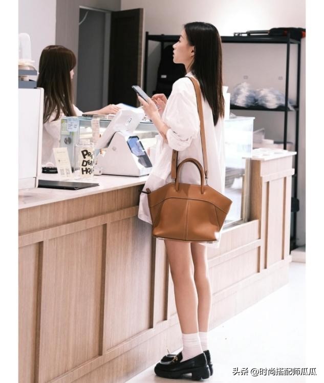 扔掉你的小白鞋吧,过时了!满街都是“乐福鞋+短袜”,特洋气