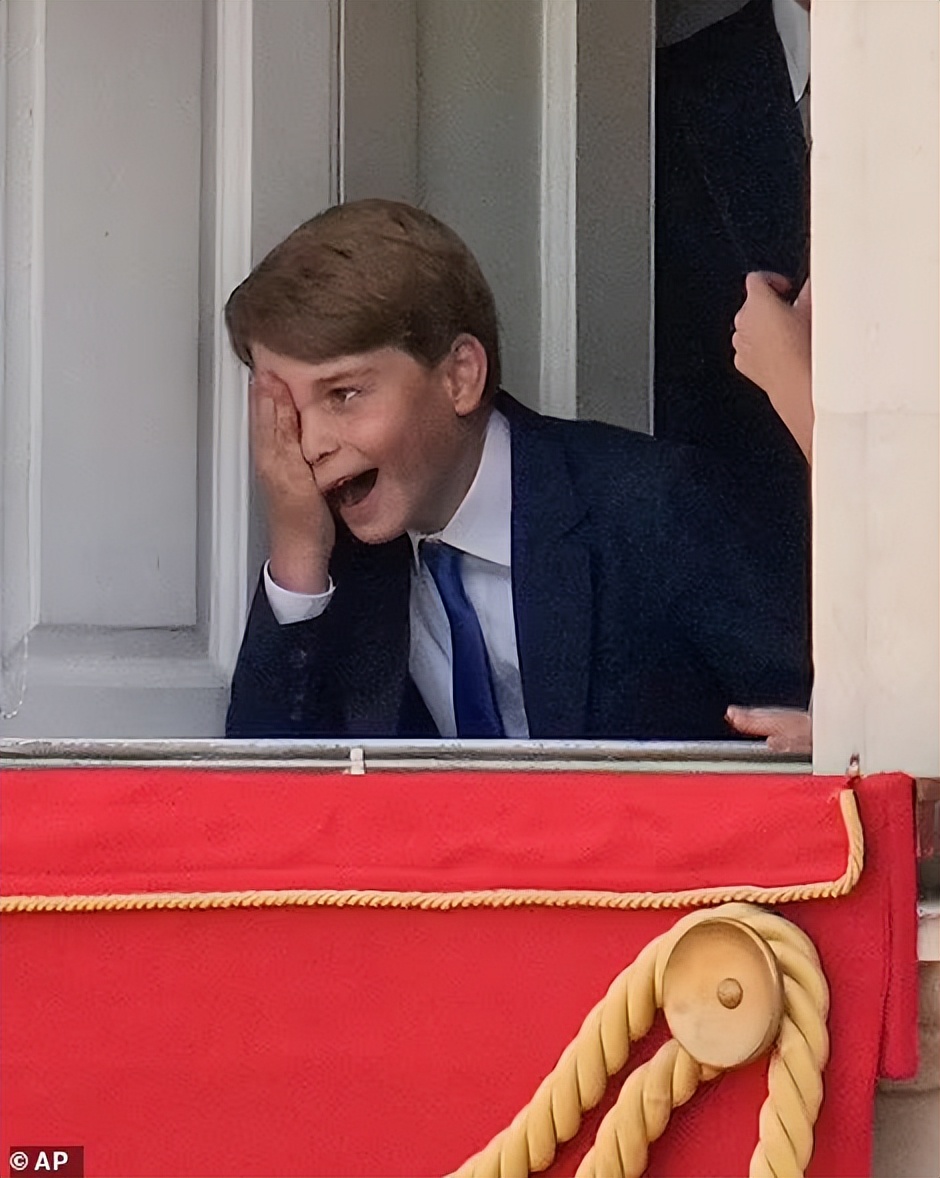 英国女王登基庆典凯特赢很大？纯白穿搭迷人优雅，带萌娃站C位