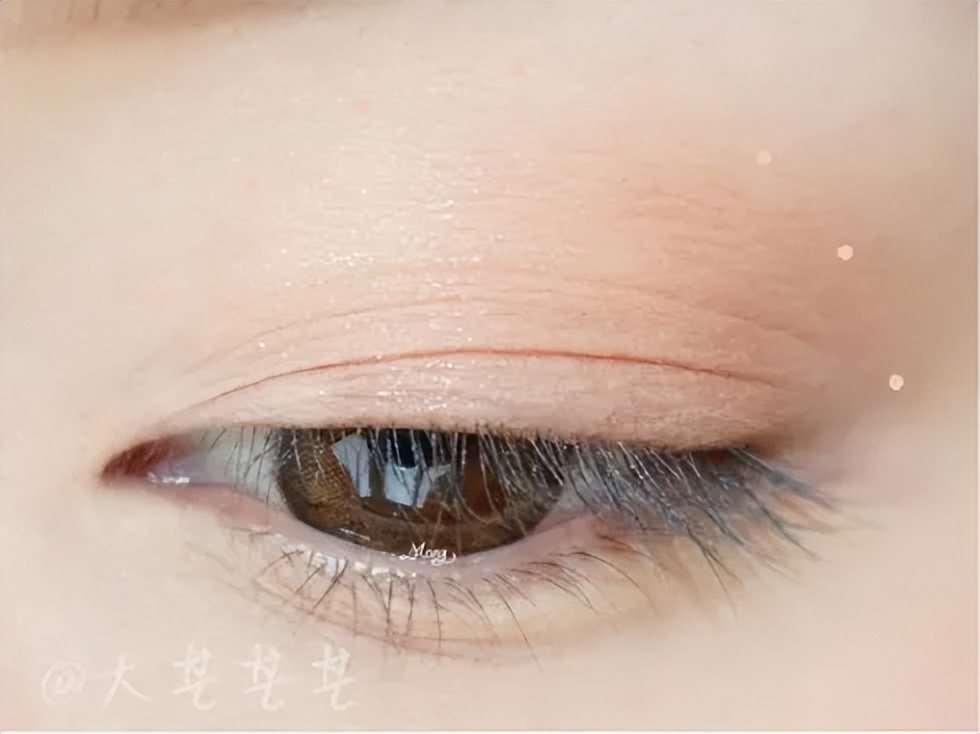 先画眼线还是先画眼影的教程,单眼皮如何画眼影妆初学者教程