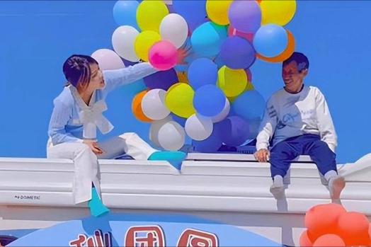 河南老汉捡到弃婴24年后带去旅行,老汉捡废品收养弃婴25年后续