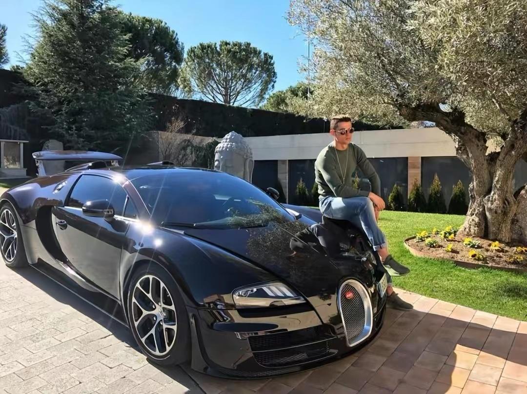 壕！保镖刚撞毁布加迪威龙，C罗又巨资买了1辆豪车，全球仅售10台