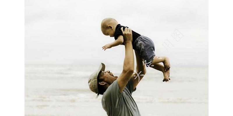 4岁女孩肚子疼被爸爸抱进急救室,12岁女孩肚子疼妈妈带去医院检查