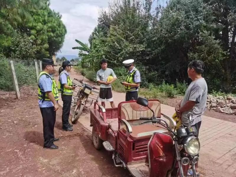 双柏县公安机关警力下沉乡镇派出所开展农村严重交通违法行为专项行动丨百日行动