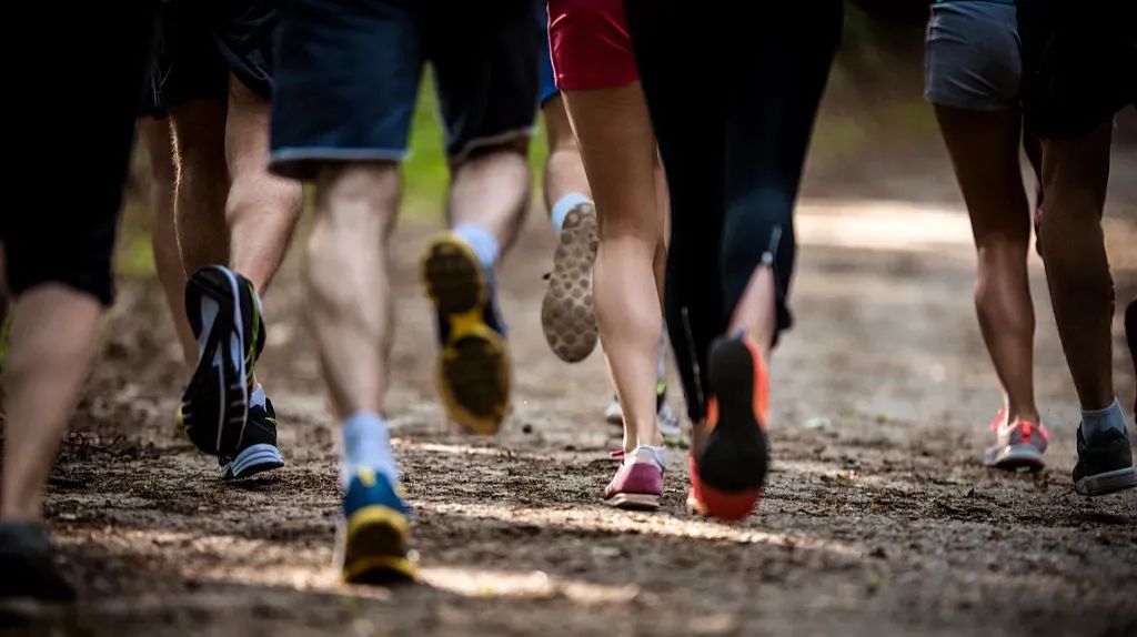 跑进马拉松，正在成为中年男人的新式“*药春**”