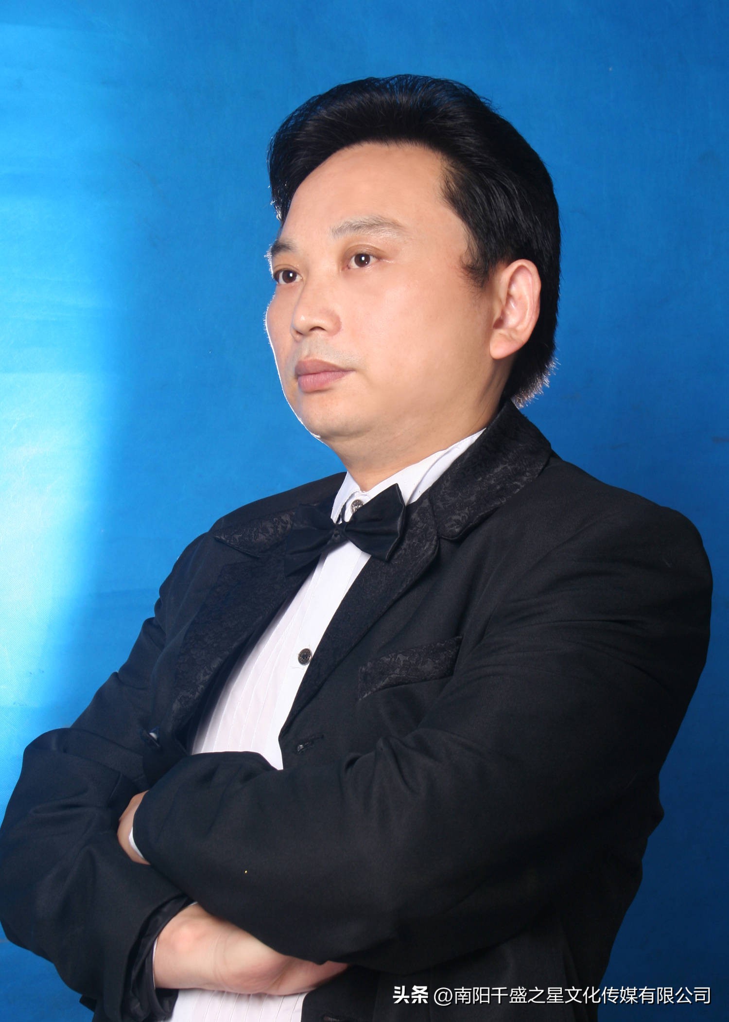 周鹏国家队队长,周鹏青年歌唱家