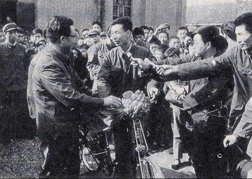 关于自行车的记忆：卖万斤粮只为买一辆永久，凤凰车堪比奔驰