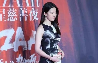 最有钱女明星刘亦菲,刘亦菲秀名贵翡翠大耳环
