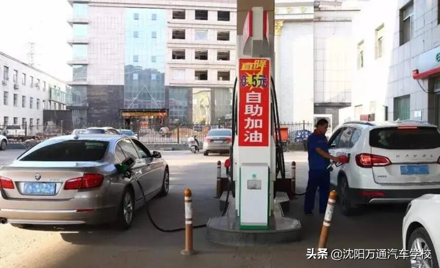 加油时要注意这4点问题别吃亏了,给汽车加油用什么好