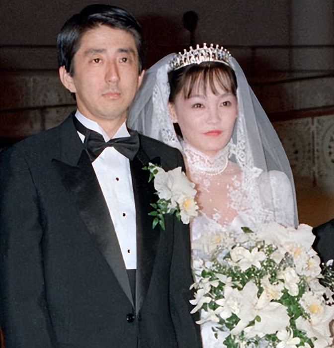 安倍遇刺身亡在场女保镖引热议,安倍妻子对安倍遇刺的反应