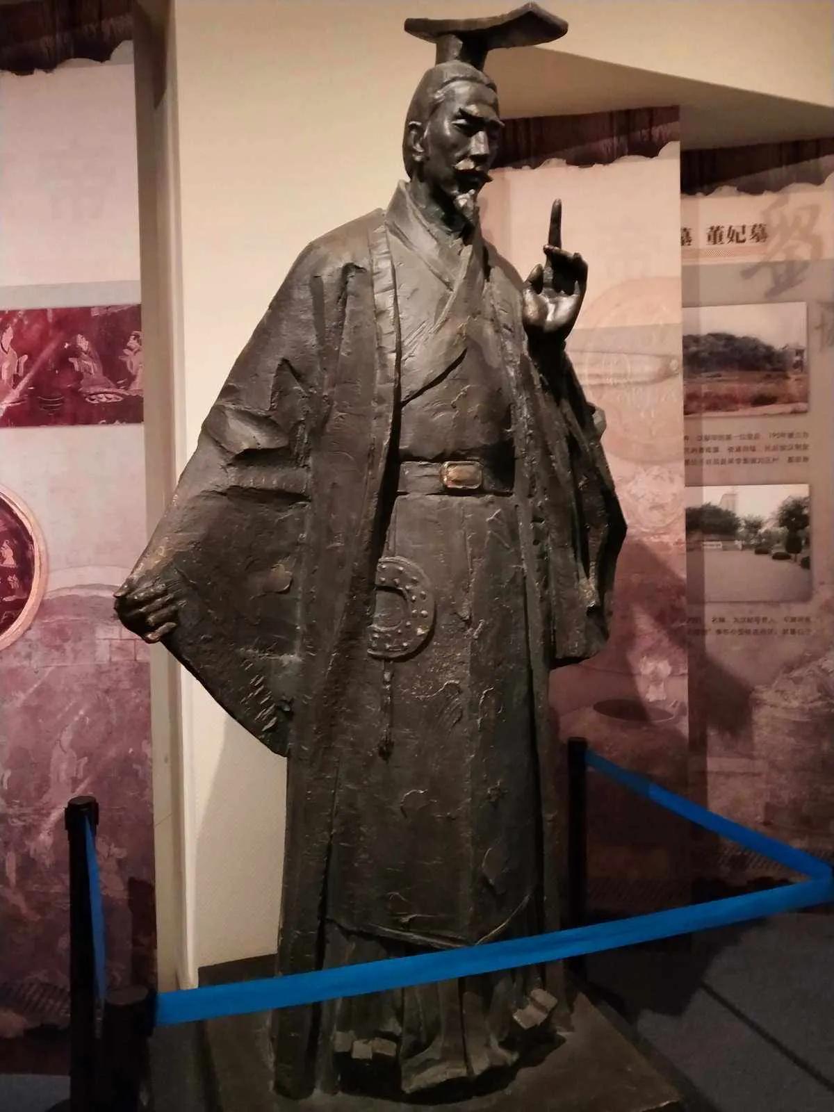 为什么说刘协是汉朝最可悲的皇帝,历史最惨的皇帝刘协