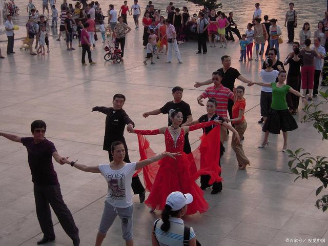 广场舞是如何赚钱的,现在的广场舞怎么赚钱的