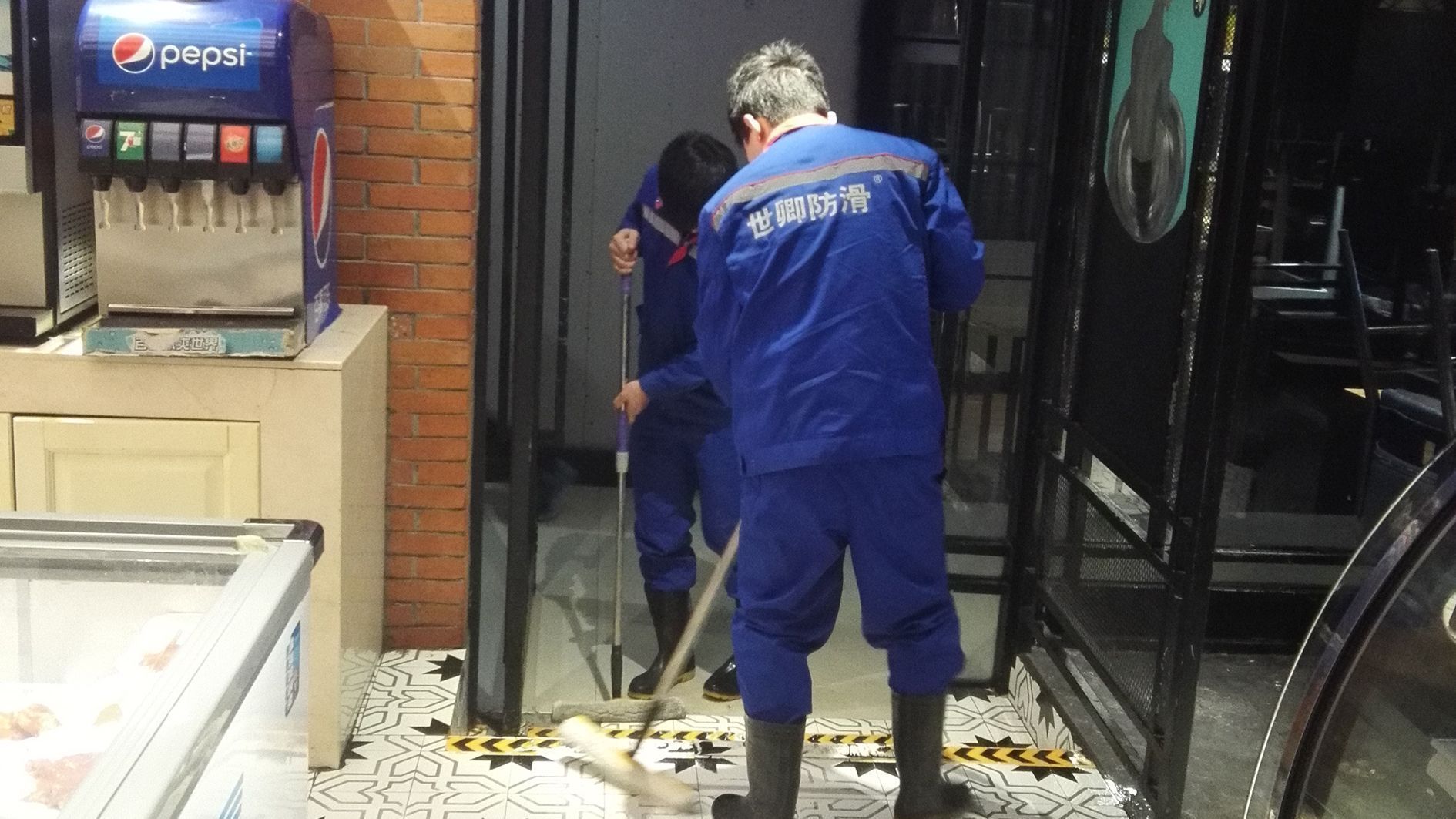 华创防滑和世卿防滑哪个好,上海世卿瓷砖防滑剂