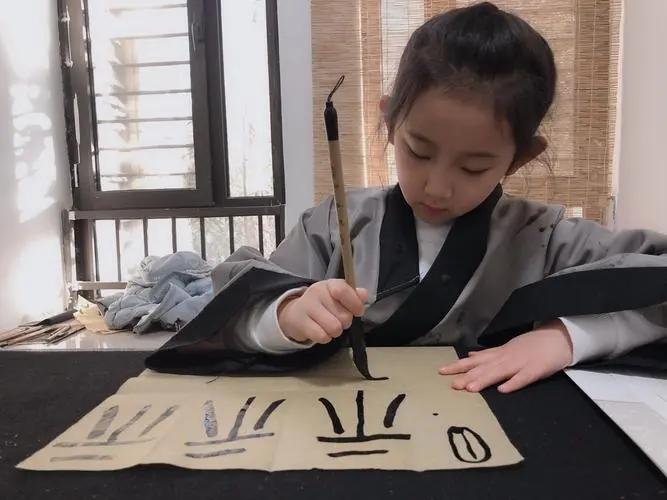 “写字杂耍”是“行为艺术”，还是对汉字的*渎亵**？