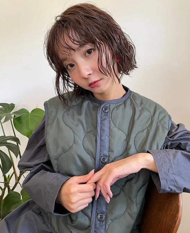 2023年流行烫发图片,2020年最流行的发型短发瘦脸烫发