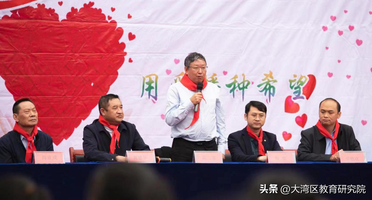 百里校园传爱心，千里同学酿佳话