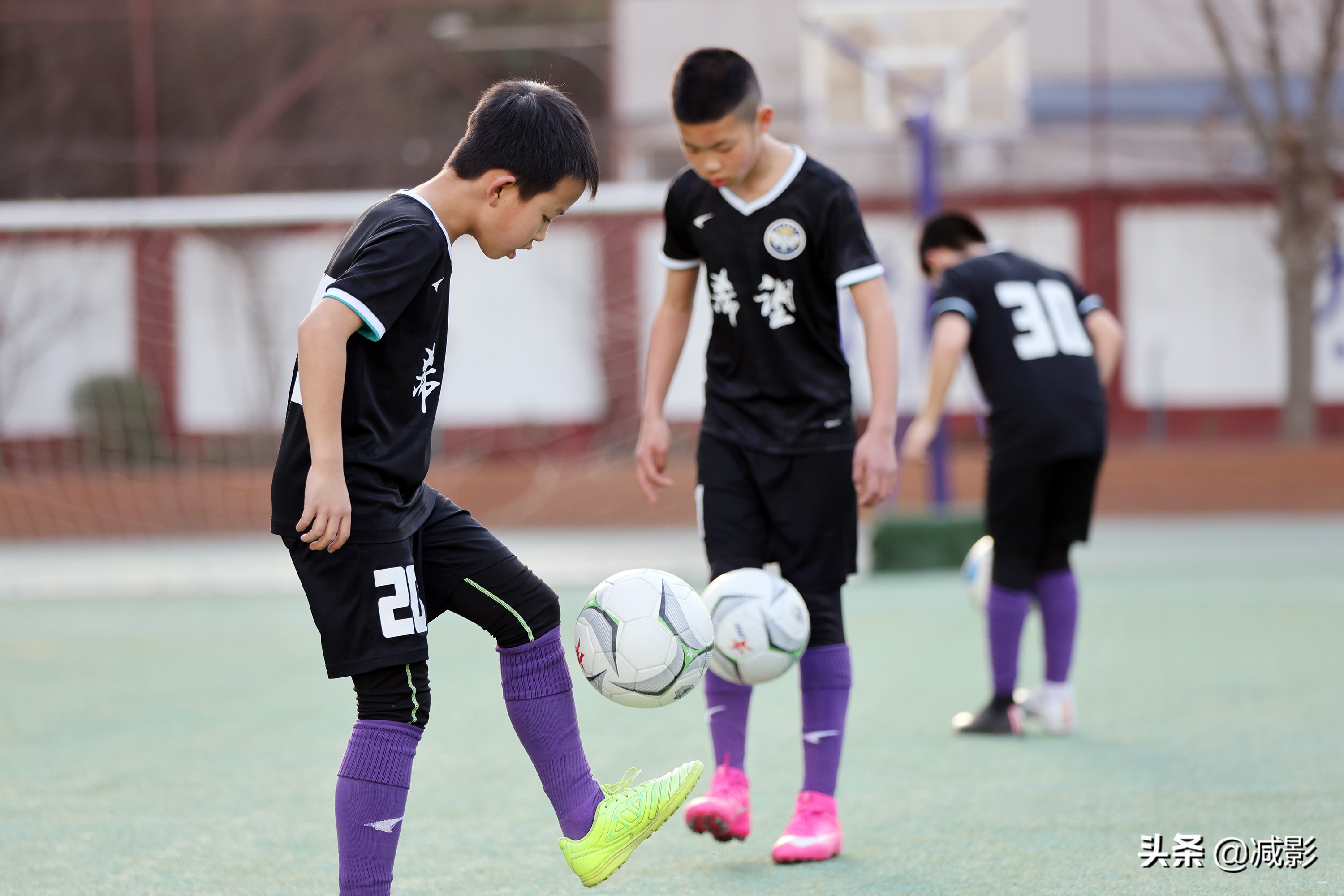 中国足球小将在街头,足球运动员小小少年