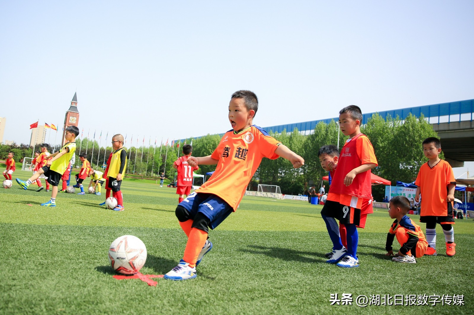 幼儿园孩子足球踢门比赛,幼儿园小朋友踢足球比赛视频