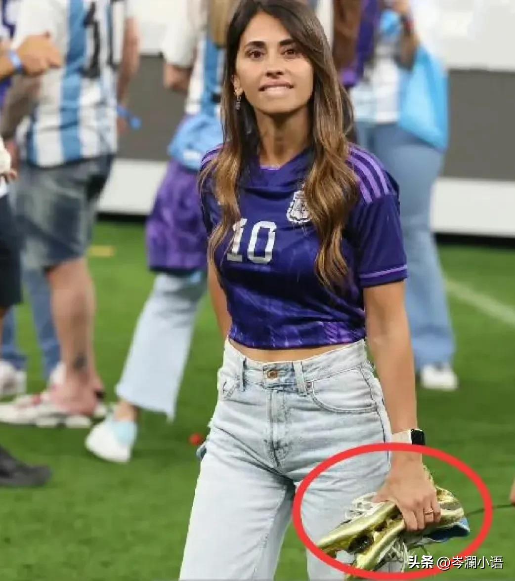 梅西的球鞋被安东内拉拿着,安东内拉最后把梅西的球鞋收起来