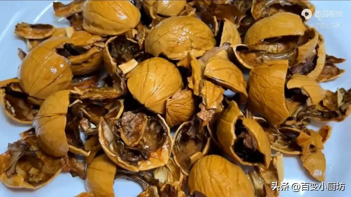 炒核桃带壳泡水的正确做法,把核桃放进滚烫油锅里