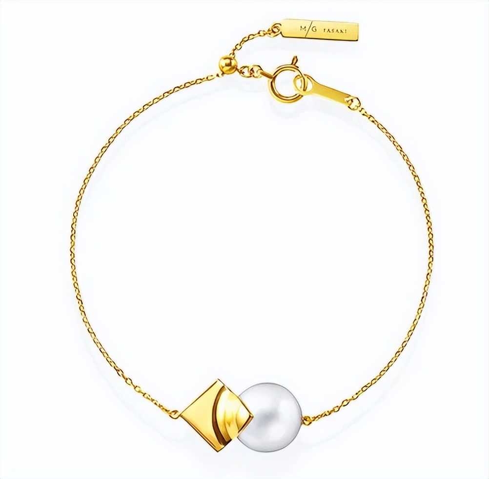 夏天担心藏不住“蝴蝶袖”？集齐明星博主教你“手镯转移*法大**”