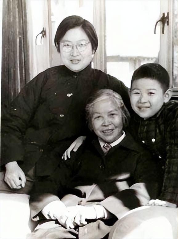 1984年*子珍贺**病逝,葬礼规格上海市委不敢做主,*小平邓**一句话定下