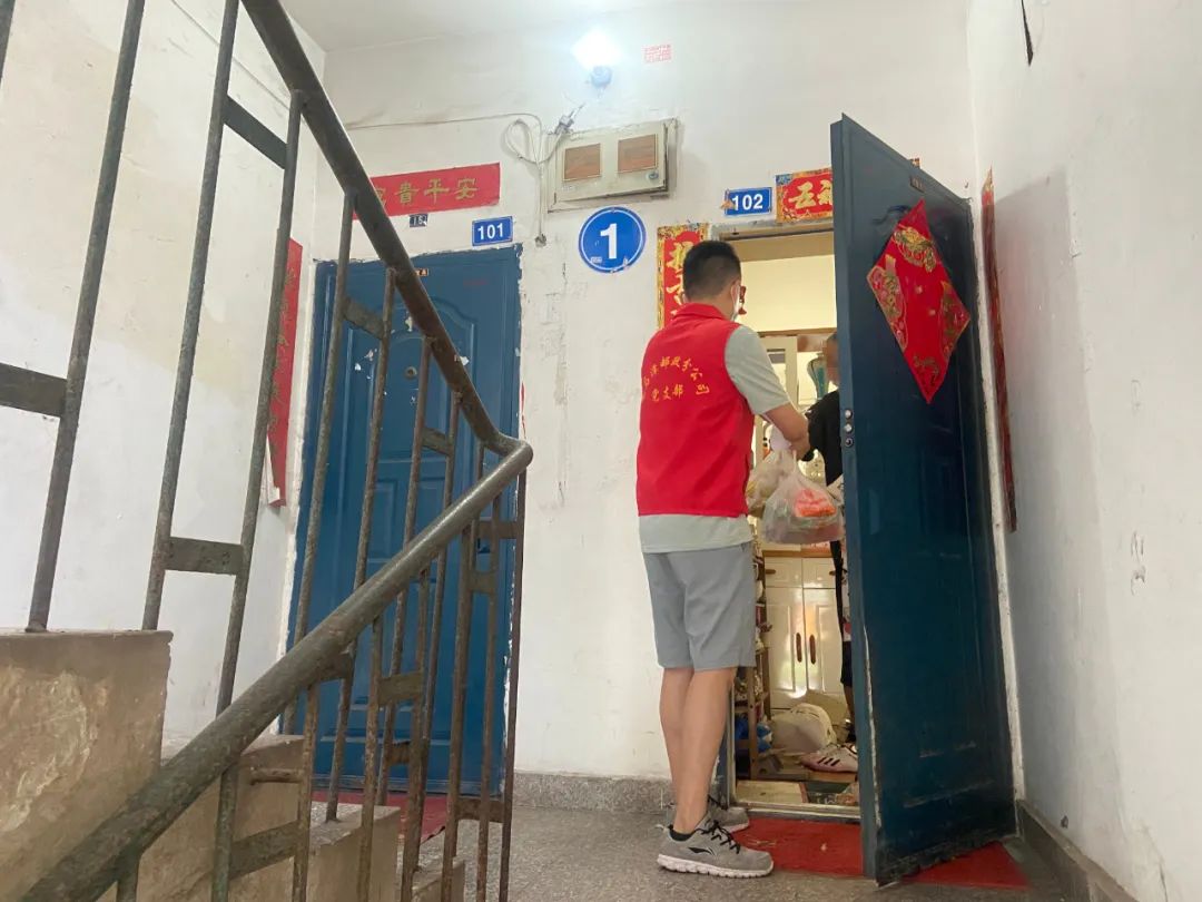 @成都封控区小伙伴们，急需邮件邮递小哥送来了