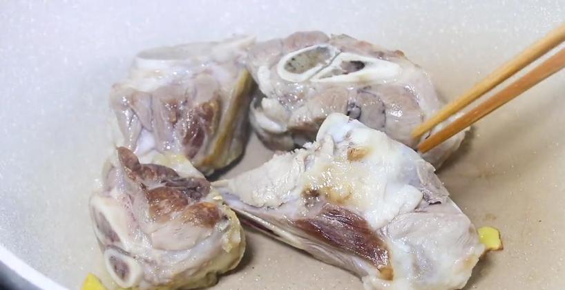 烧骨头汤放什么调料去肉味,骨头汤避油妙招