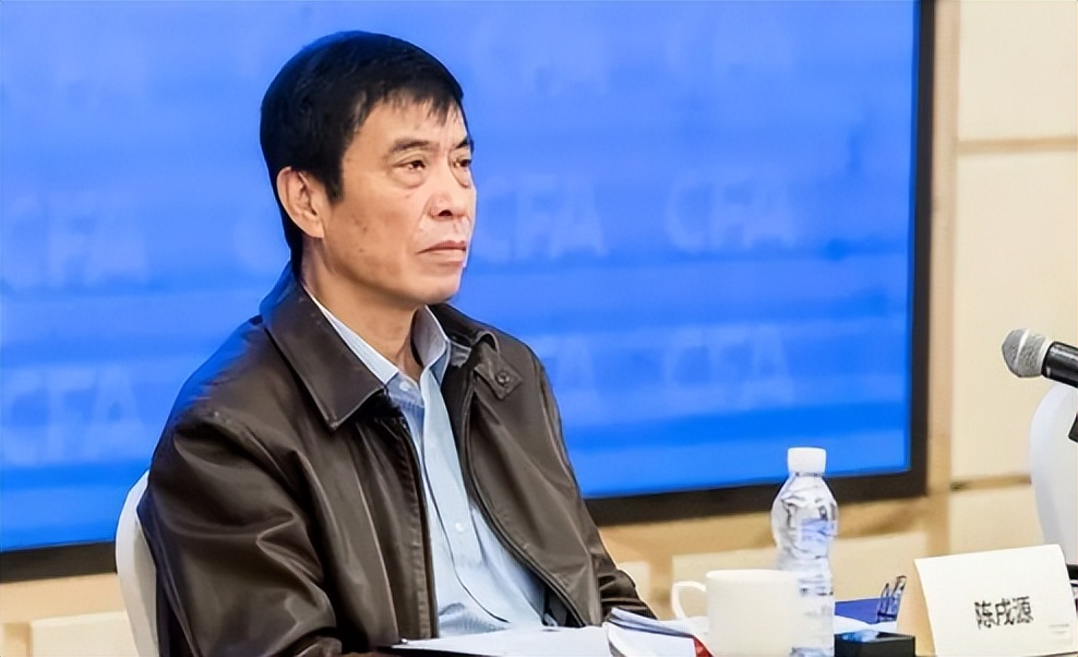 “早睡”的李铁，“睡不着”的陈戌源，站不起来的中国足球