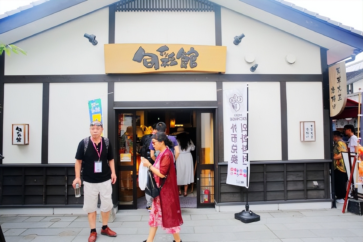 带孙女出去看世界,带着孙女看世界