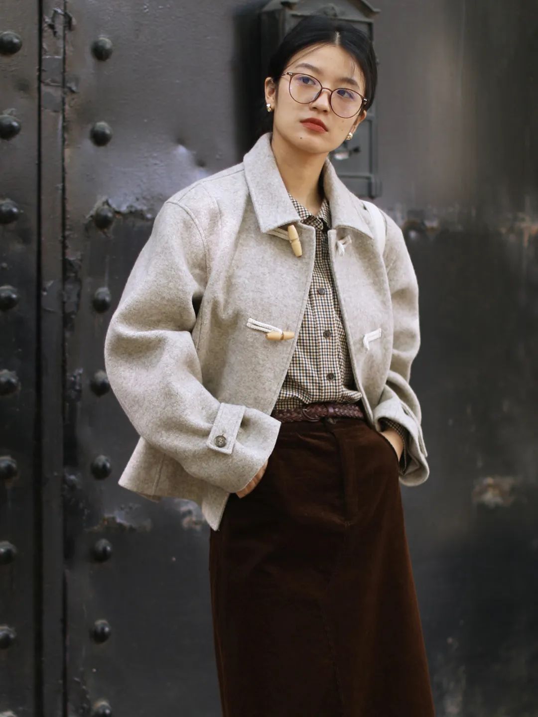 牛角扣大衣穿搭高级感小个子,牛角扣大衣如何穿出年轻高级感