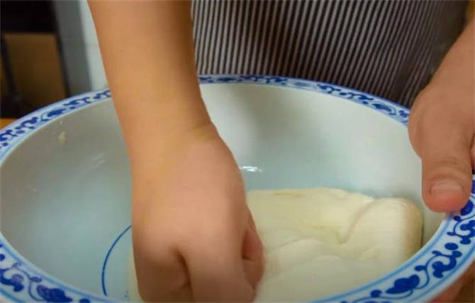 揉面光滑小技巧,揉面不粘手妙招