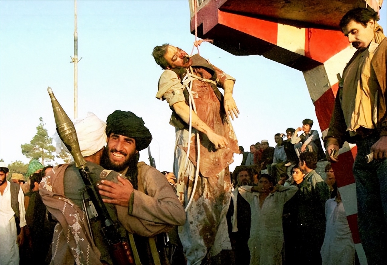 1996年，阿富汗的前总统纳吉布拉，遭遇残忍阉割，尸体被扔臭水沟