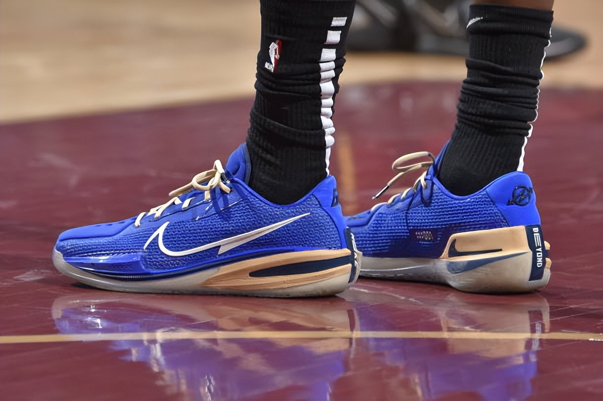 詹姆斯最新上脚球鞋,詹姆斯上脚使节12图片