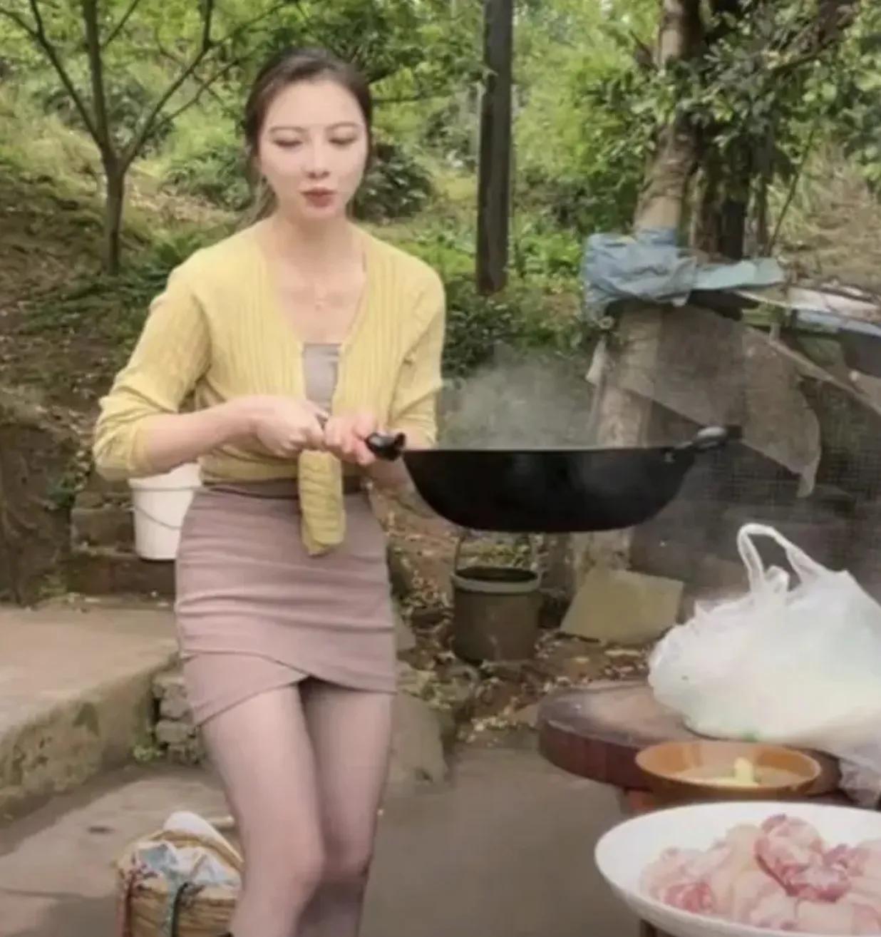 热搜上穿性感旗袍卖“*霸波**奶茶”的女老板，暴露出当下网红的病态