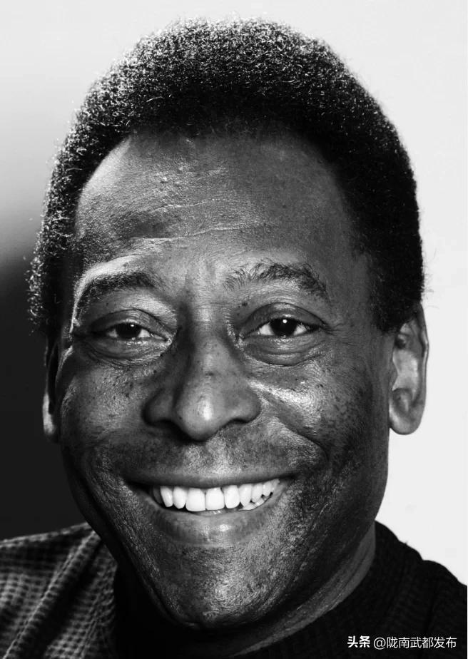 球王贝利手捧三座世界杯,球王贝利第二次参加世界杯