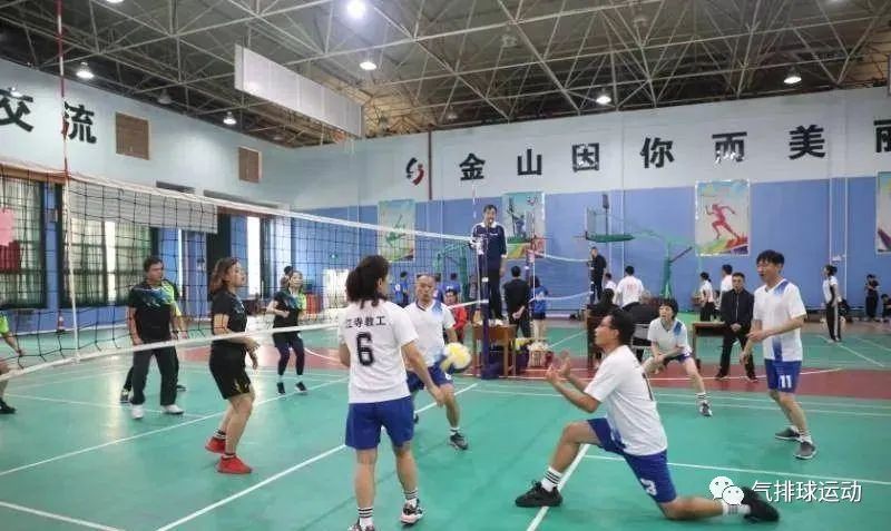 气排球捧球动作技术视频,气排球接球基本功训练个人