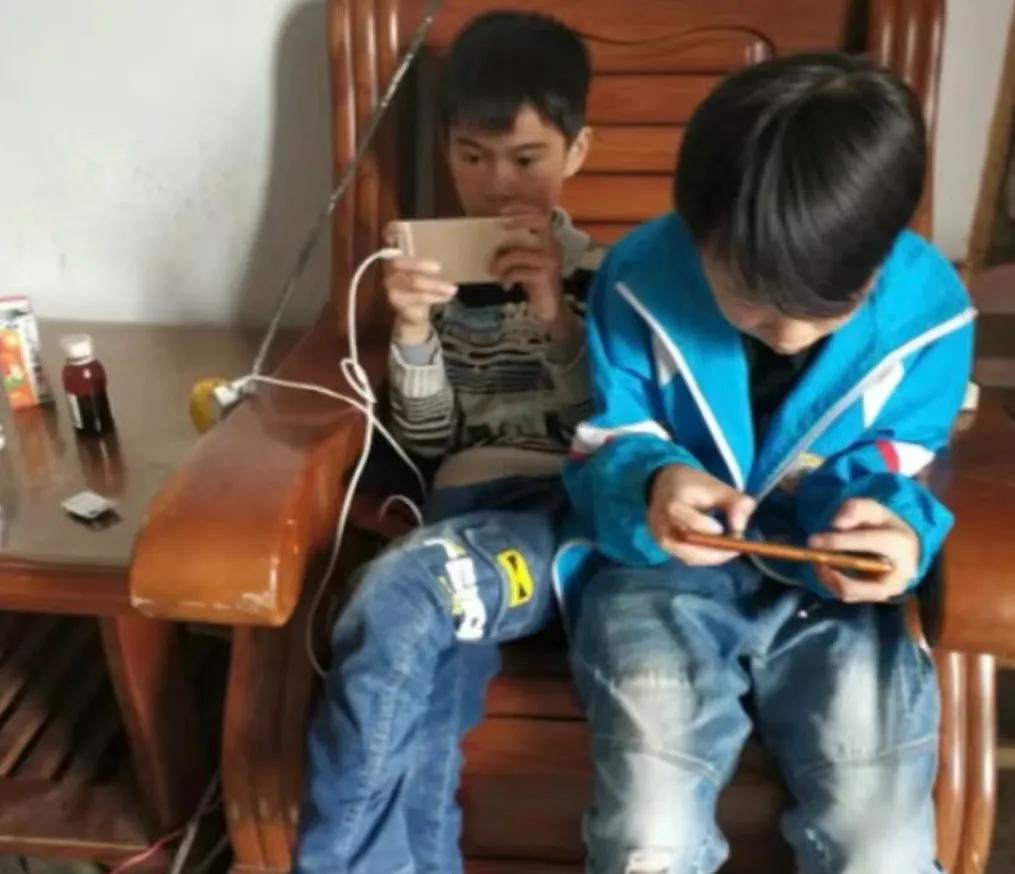 孩子沉迷于游戏怎样劝说他呢,孩子沉迷游戏不上学不工作